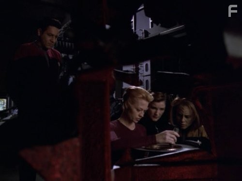 Robert Beltran, Kate Mulgrew, Jeri Ryan, and Roxann Dawson in Звездный путь: Вояджер (1995)