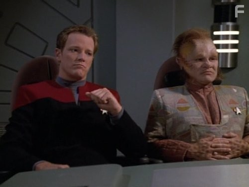 Robert Duncan McNeill and Ethan Phillips in Звездный путь: Вояджер (1995)