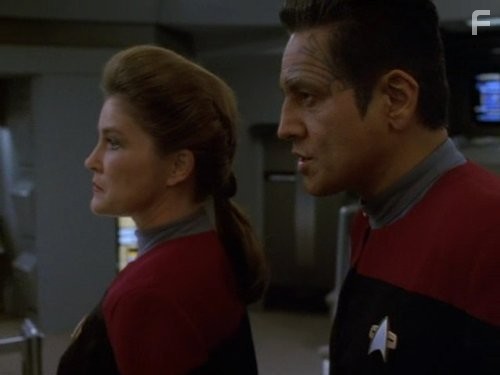 Robert Beltran and Kate Mulgrew in Звездный путь: Вояджер (1995)