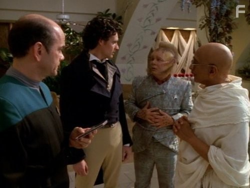 Robert Picardo, Christopher Clarke, Noel De Souza, and Ethan Phillips in Звездный путь: Вояджер (1995)