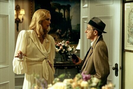 Woody Allen and Charlize Theron in Проклятие нефритового скорпиона (2001)
