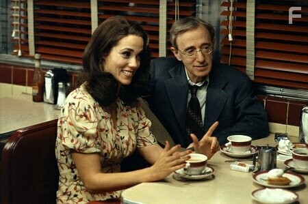 Woody Allen and Elizabeth Berkley in Проклятие нефритового скорпиона (2001)