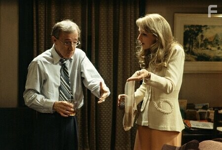 Woody Allen and Helen Hunt in Проклятие нефритового скорпиона (2001)