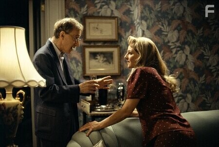 Woody Allen and Helen Hunt in Проклятие нефритового скорпиона (2001)