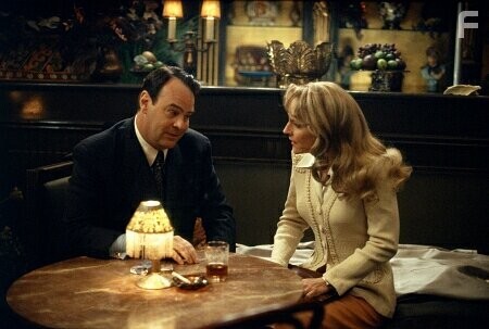 Dan Aykroyd and Helen Hunt in Проклятие нефритового скорпиона (2001)