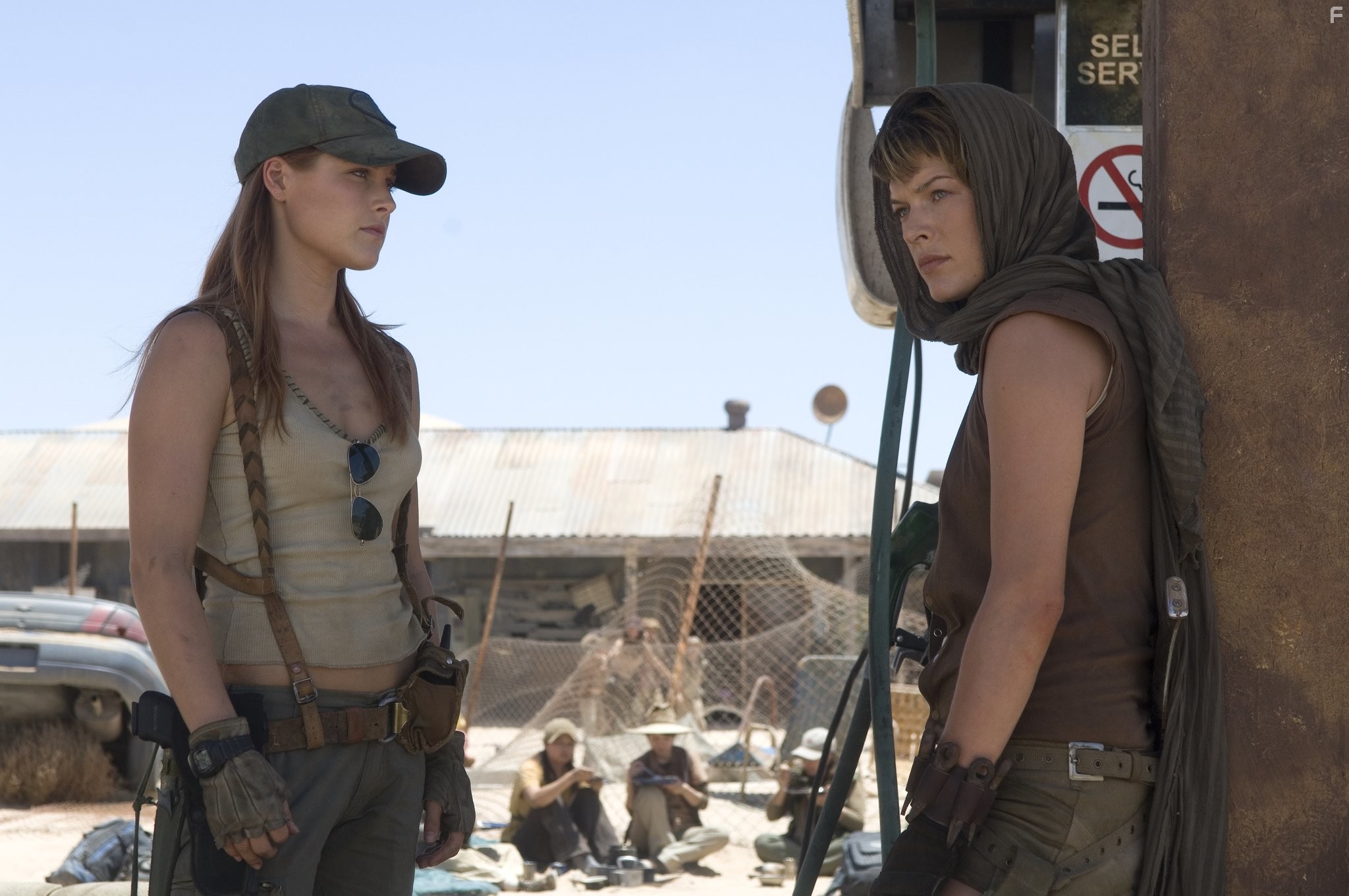 Milla Jovovich and Ali Larter in Обитель зла 3: Вымирание (2007)
