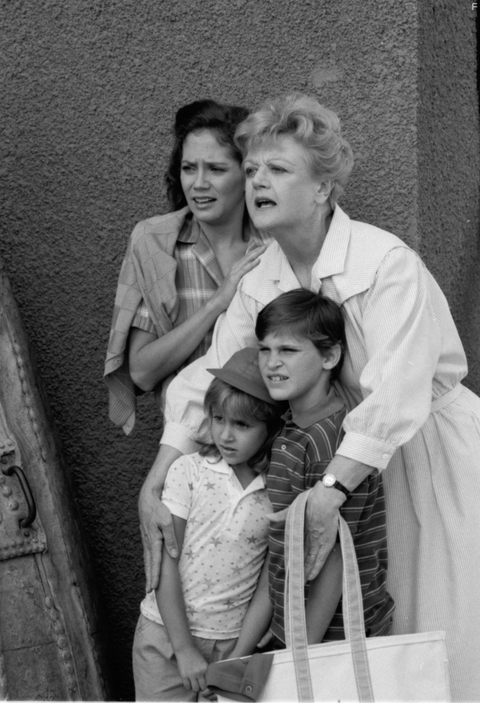 Angela Lansbury, Joaquin Phoenix, Summer Phoenix, and Anne Kerry in Она написала убийство (1984)