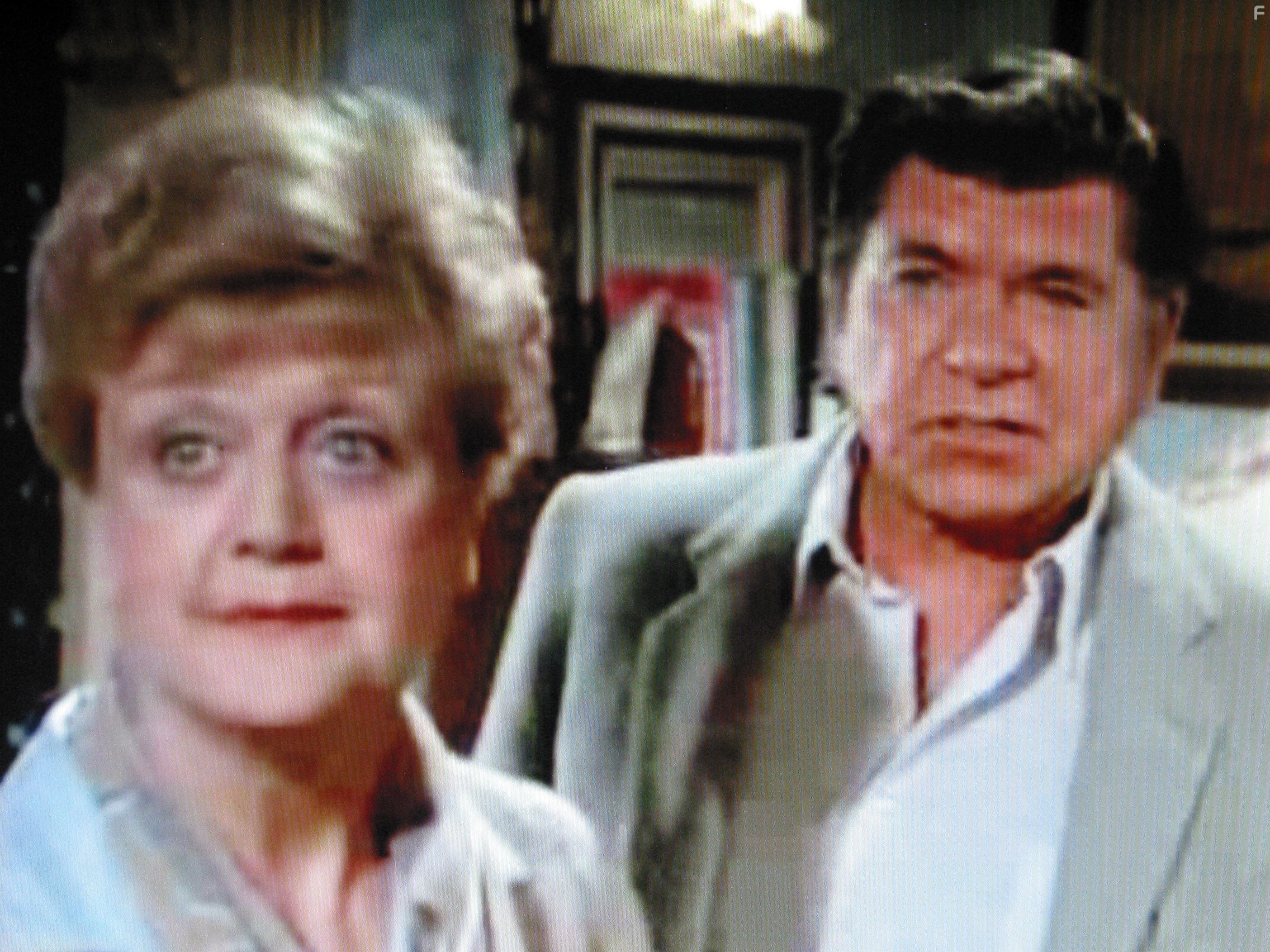 Angela Lansbury and Claude Akins in Она написала убийство (1984)