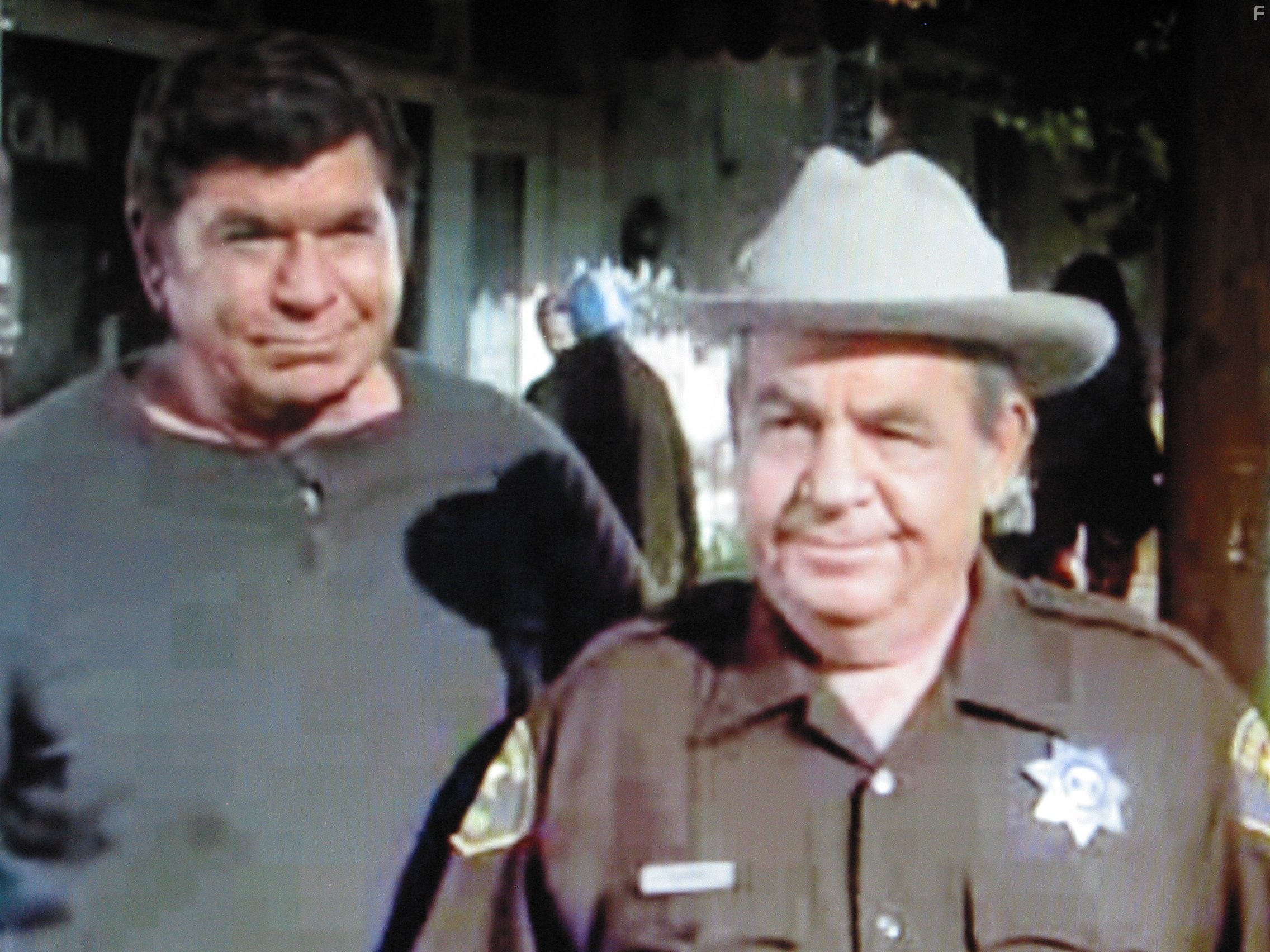 Claude Akins and Tom Bosley in Она написала убийство (1984)