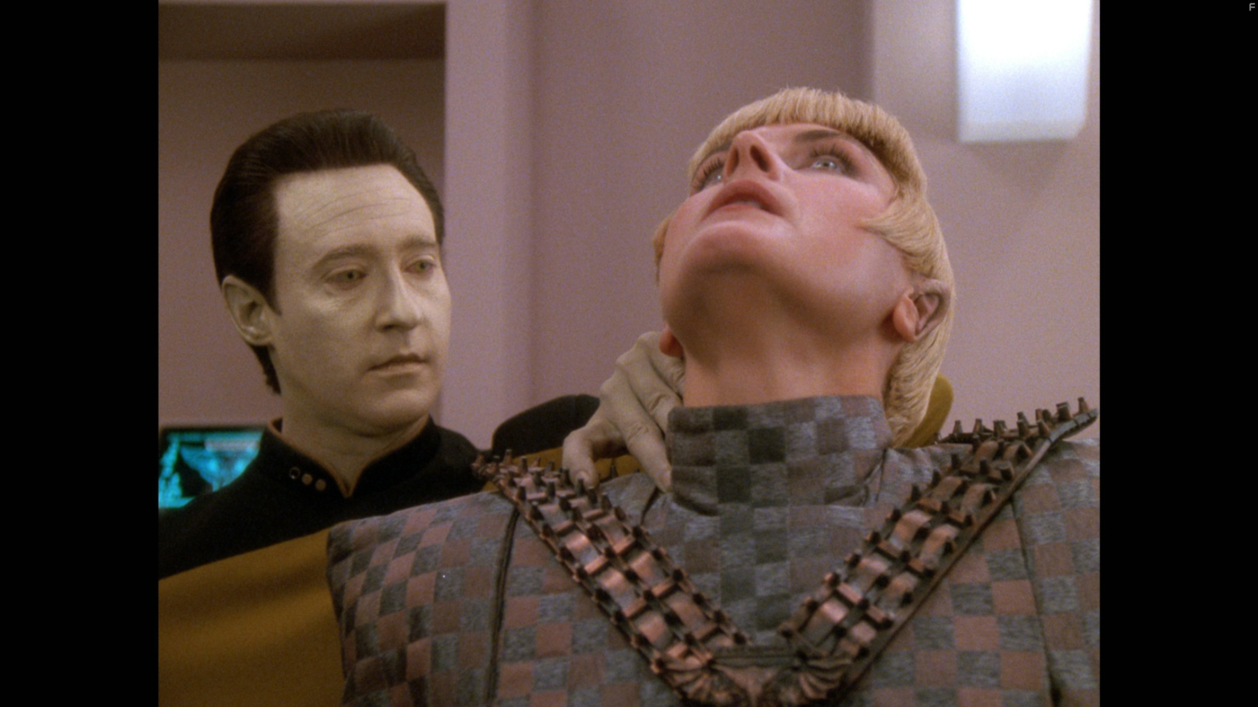 Denise Crosby and Brent Spiner in Звездный путь: Следующее поколение (1987)