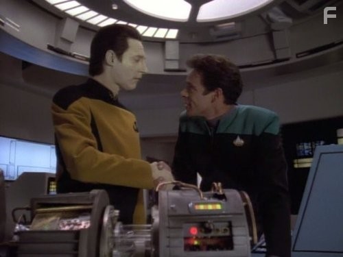 Brent Spiner and Alexander Siddig in Звездный путь: Следующее поколение (1987)