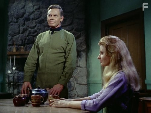 Jill Ireland and Frank Overton in Звездный путь (1966)
