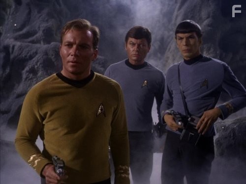 Leonard Nimoy, William Shatner, and DeForest Kelley in Звездный путь (1966)