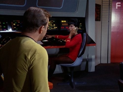William Shatner and Nichelle Nichols in Звездный путь (1966)