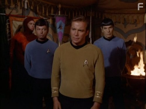 Leonard Nimoy, William Shatner, and DeForest Kelley in Звездный путь (1966)