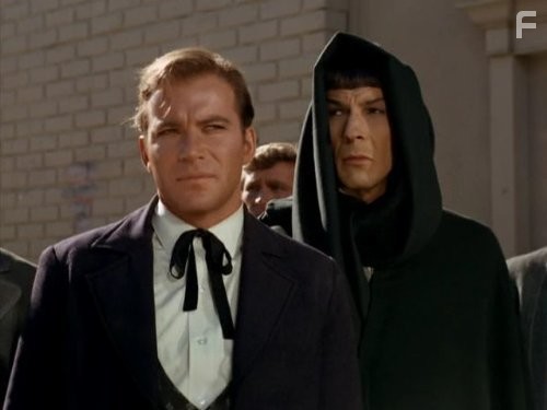Leonard Nimoy and William Shatner in Звездный путь (1966)