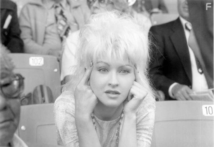 Cyndi Lauper in Озарение (1988)