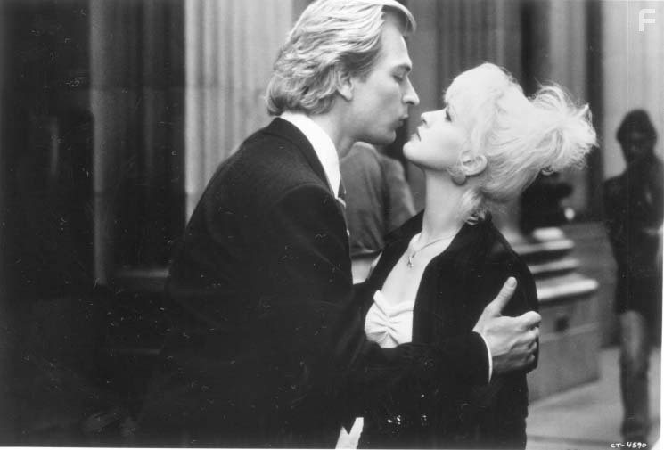 Julian Sands and Cyndi Lauper in Озарение (1988)