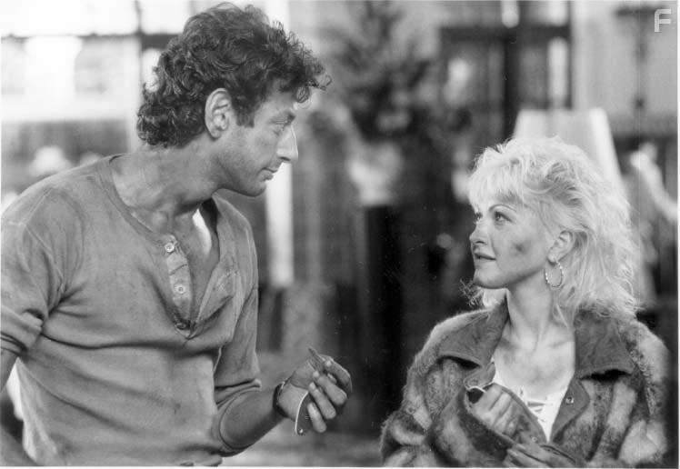 Jeff Goldblum and Cyndi Lauper in Озарение (1988)