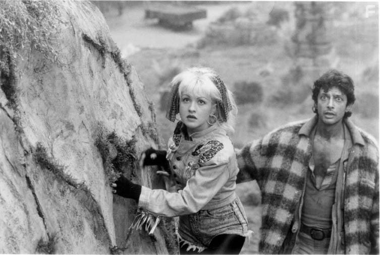 Jeff Goldblum and Cyndi Lauper in Озарение (1988)