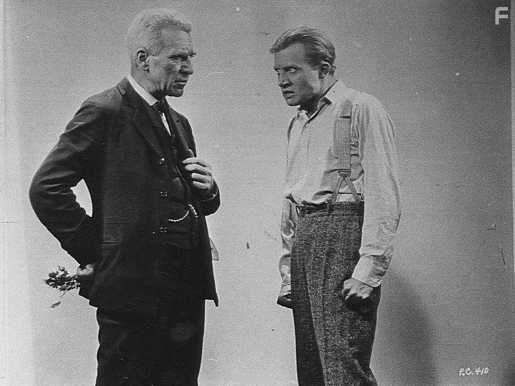 Dwight Frye and Edward Van Sloan in Дракула (1931)