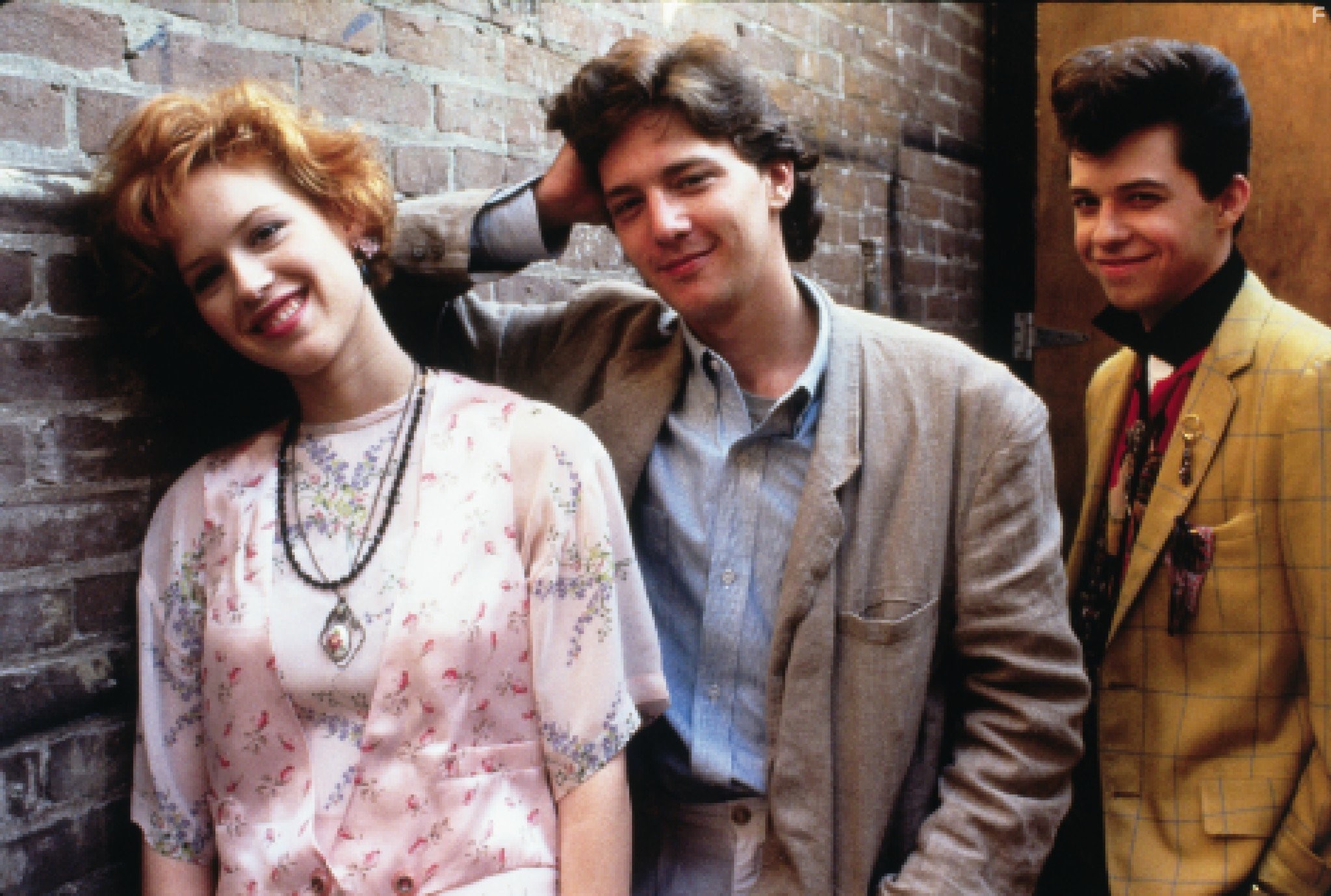 Molly Ringwald, Andrew McCarthy, and Jon Cryer in Милашка в розовом (1986)