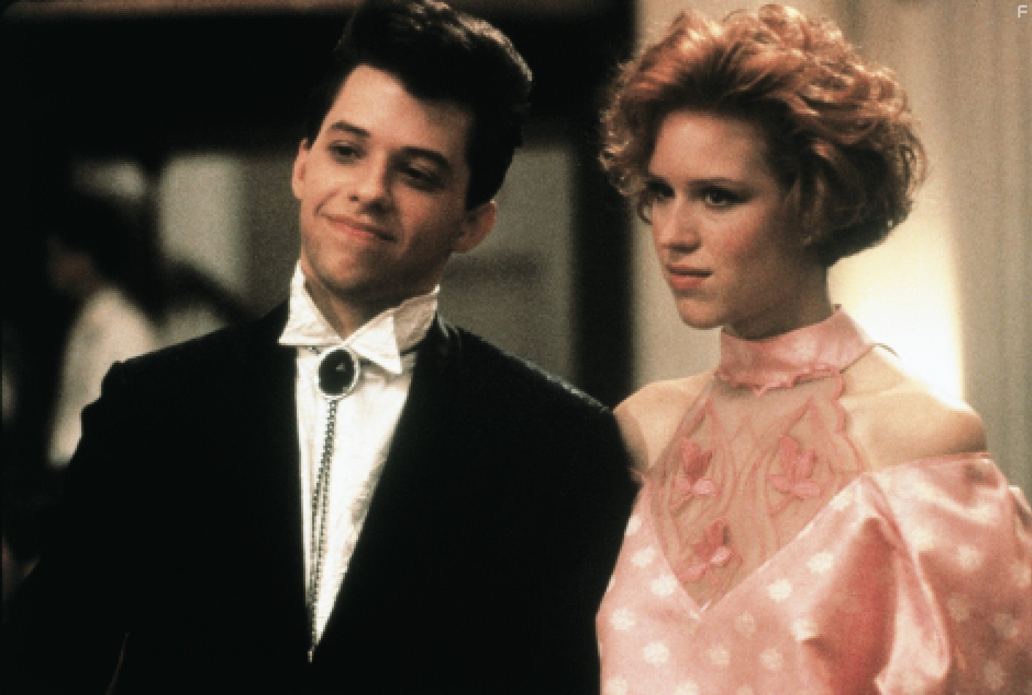 Molly Ringwald and Jon Cryer in Милашка в розовом (1986)