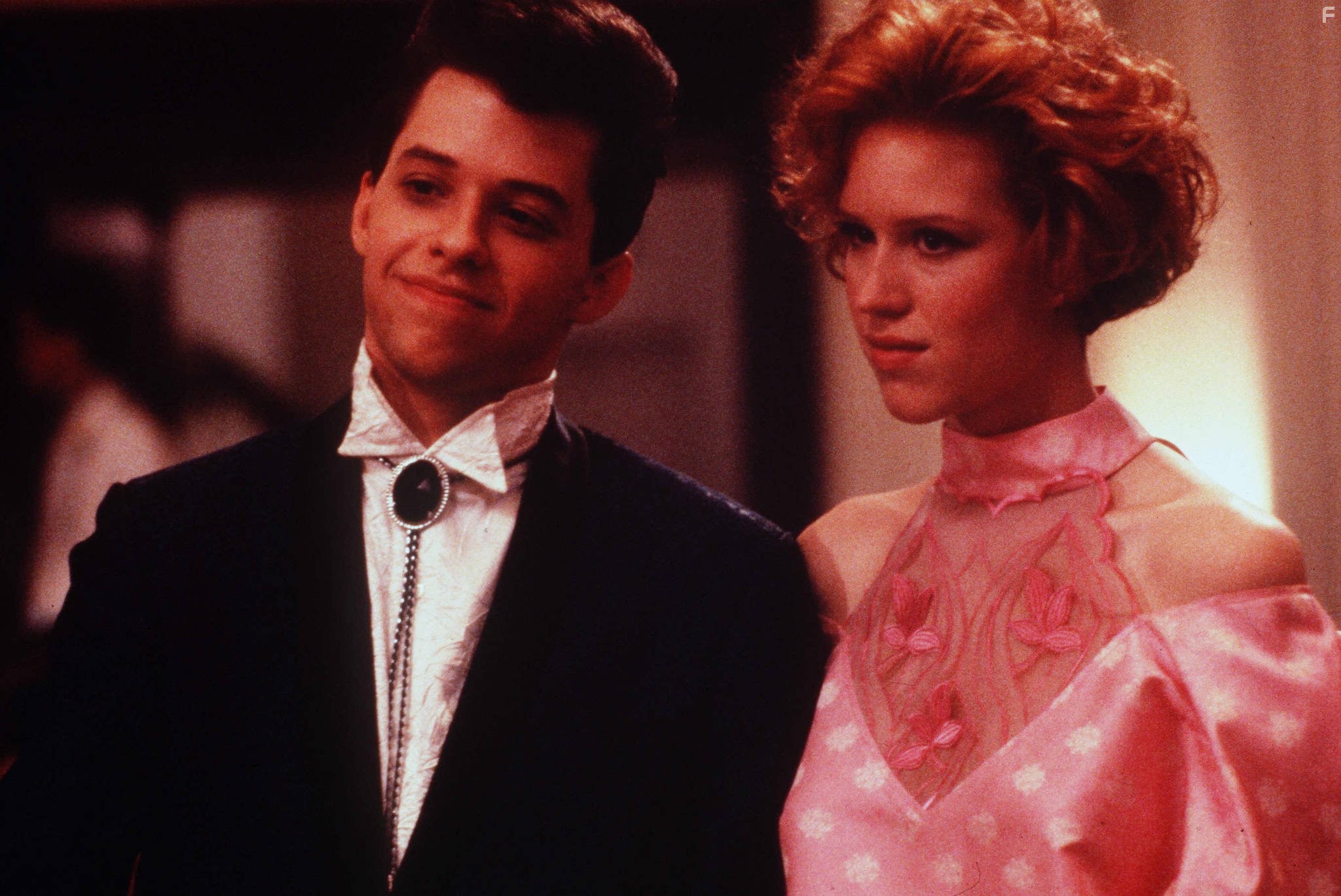Molly Ringwald and Jon Cryer in Милашка в розовом (1986)