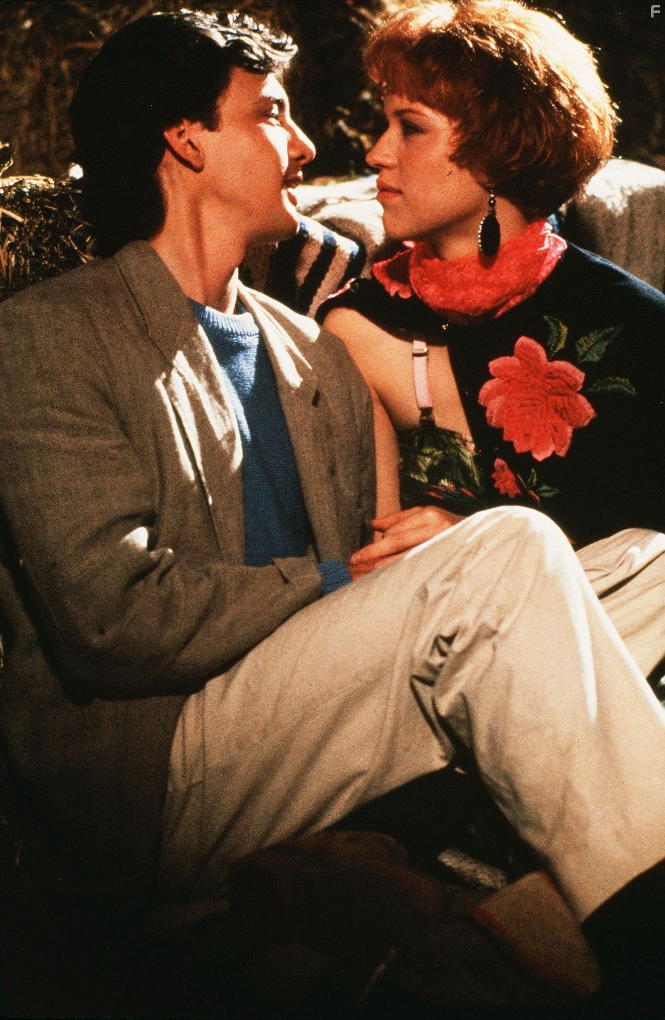 Molly Ringwald and Andrew McCarthy in Милашка в розовом (1986)