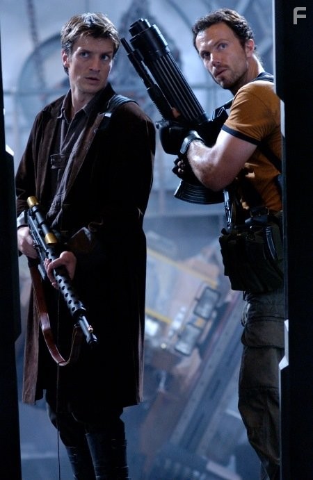 Adam Baldwin and Nathan Fillion in Миссия Серенити (2005)