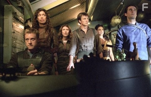 Nathan Fillion, Sean Maher, Jewel Staite, Gina Torres, Alan Tudyk, and Morena Baccarin in Миссия Серенити (2005)