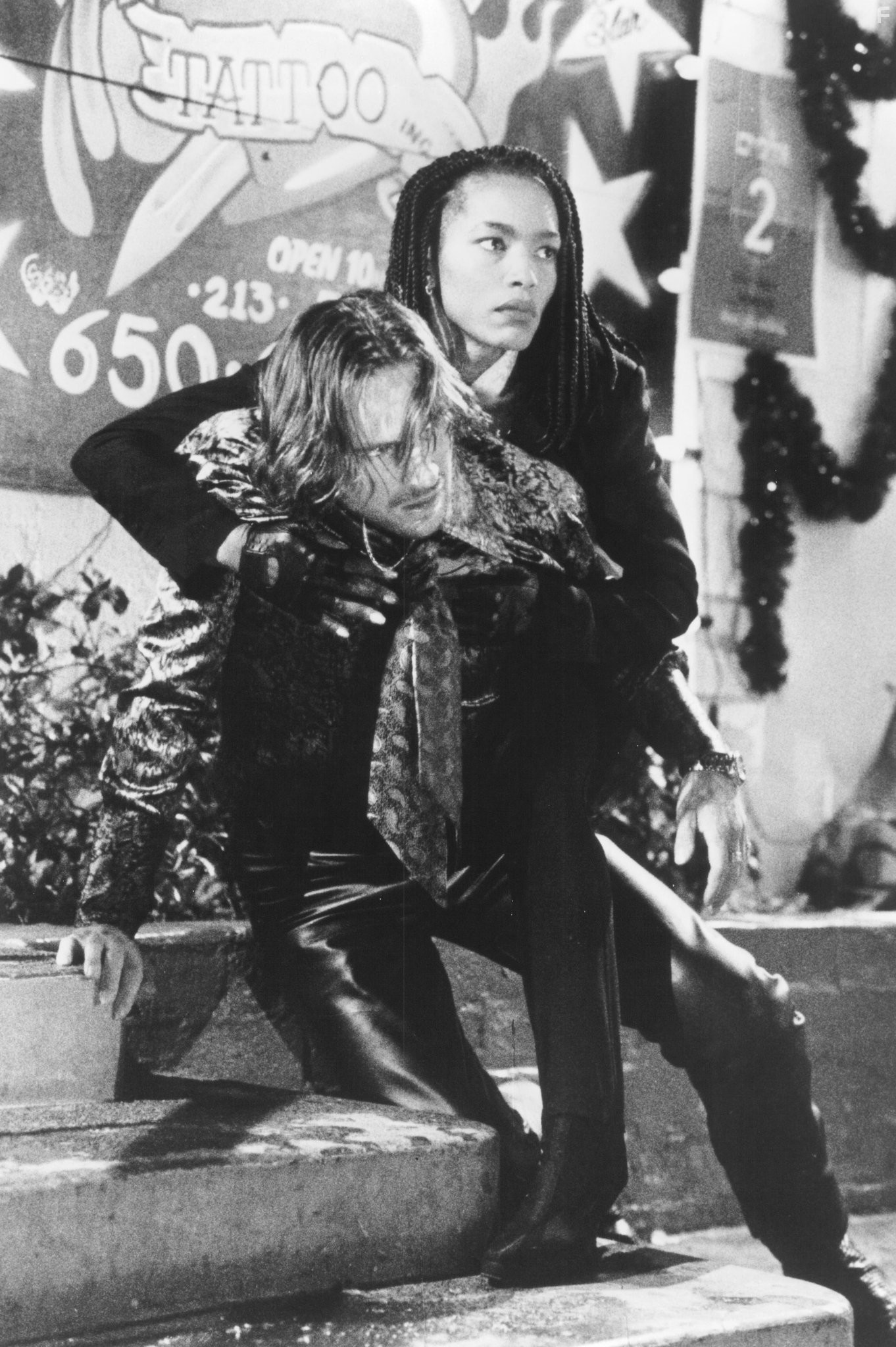 Ralph Fiennes and Angela Bassett in Странные дни (1995)