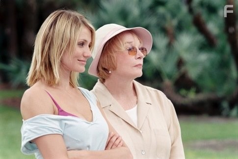 Cameron Diaz and Shirley MacLaine in Подальше от тебя (2005)