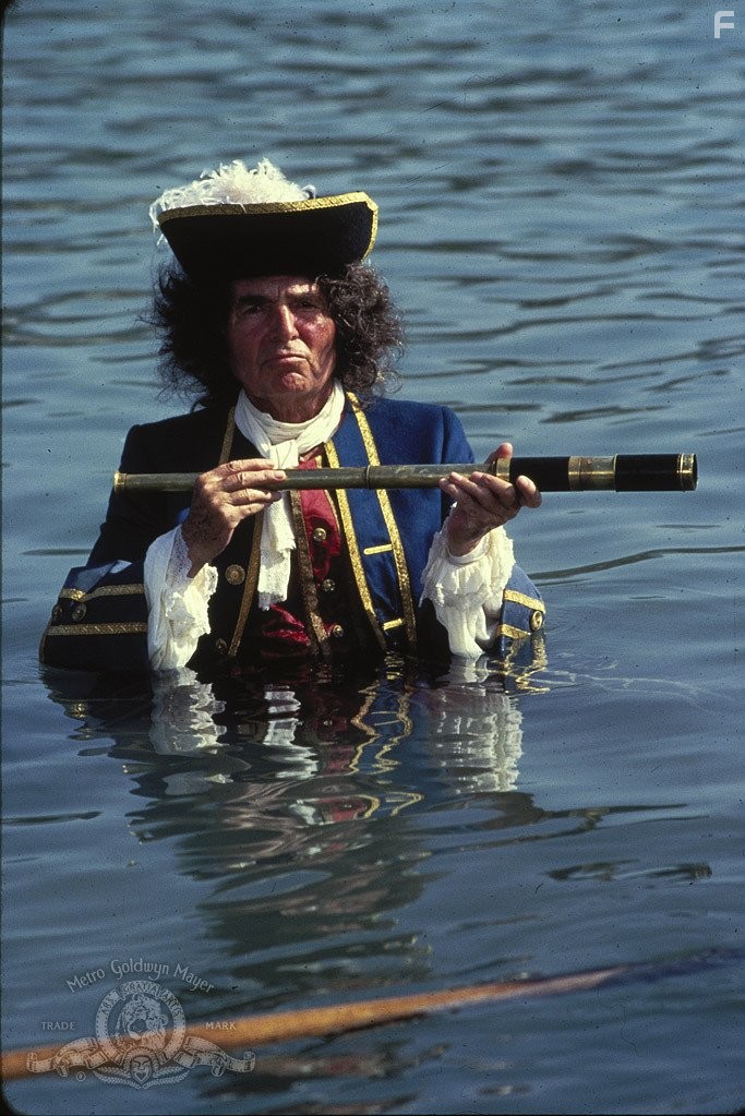 James Mason in Желтая борода (1983)