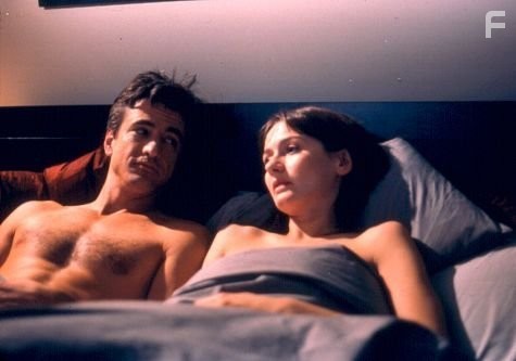Dermot Mulroney and Emily Mortimer in Обаятельная и привлекательная (2001)