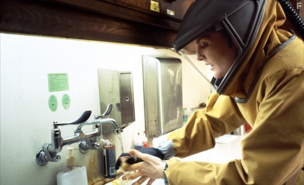 Rene Russo in Эпидемия (1995)