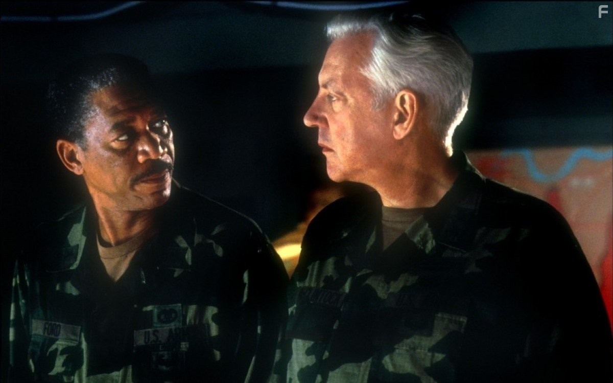 Morgan Freeman and Donald Sutherland in Эпидемия (1995)