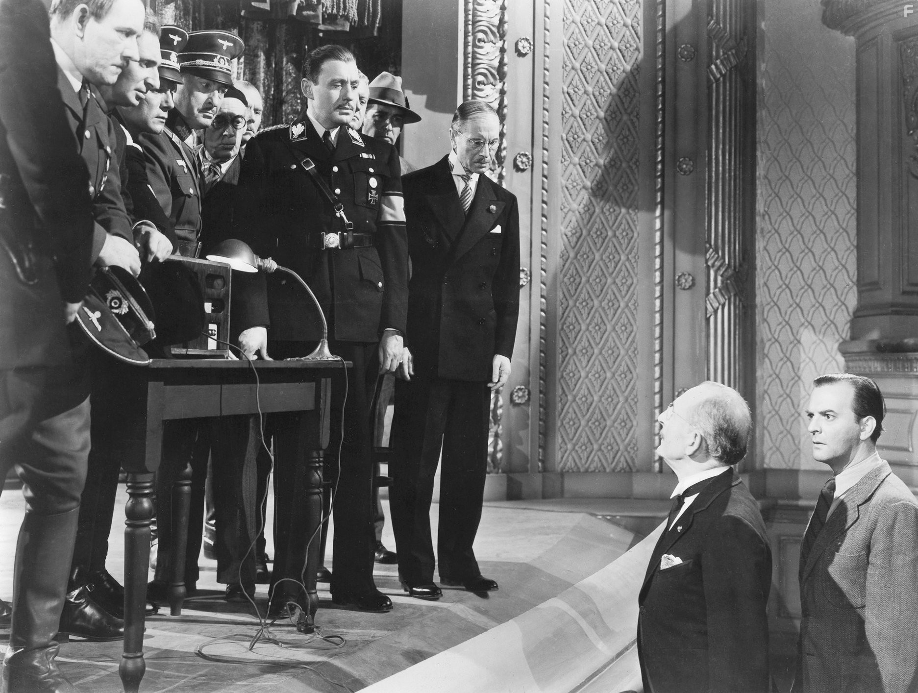 Jack Benny, Tom Dugan, and Charles Halton in Быть или не быть (1942)
