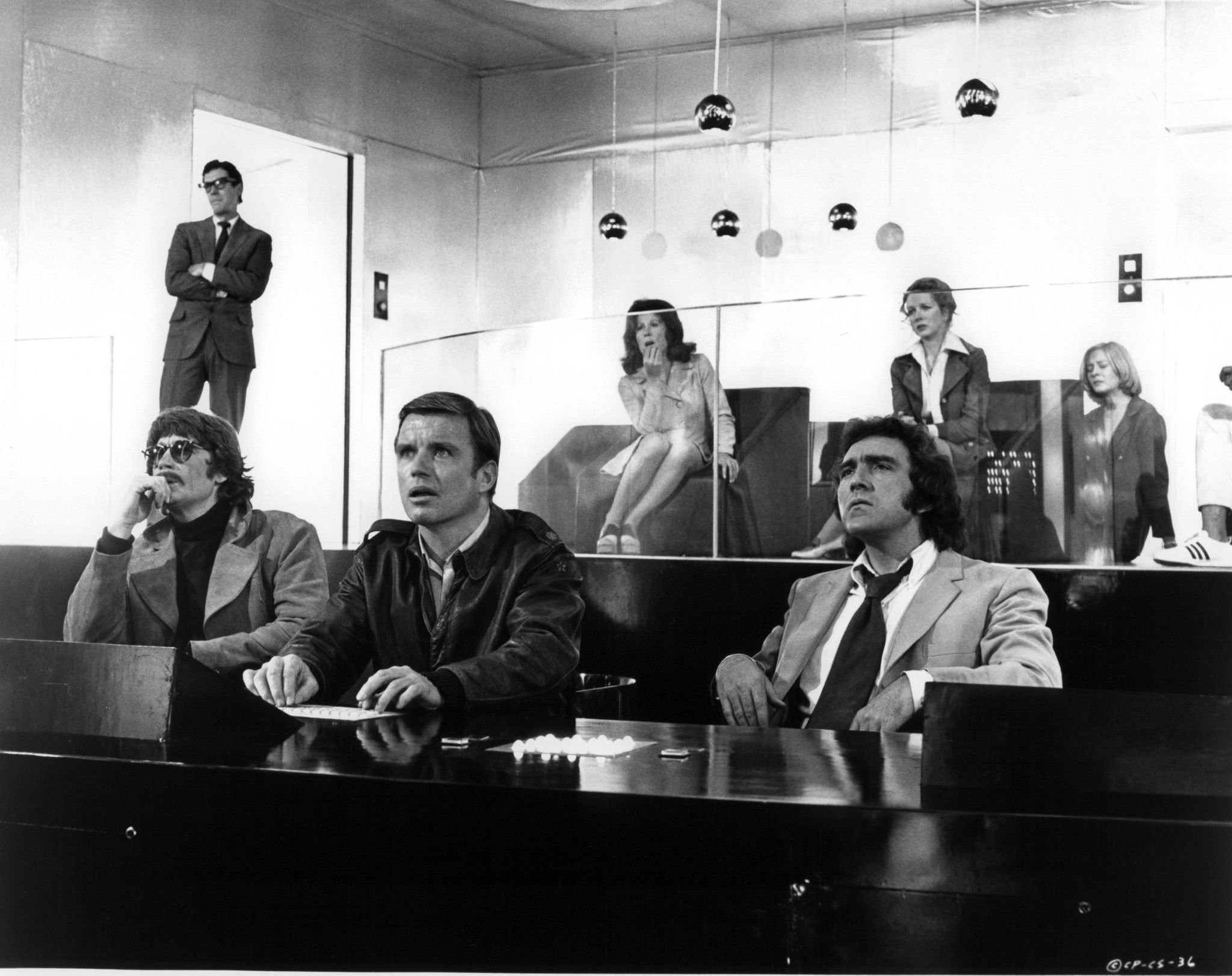 Richard Jaeckel, Pedro Armend?riz Jr., Barbara Babcock, Alex Cord, Bradford Dillman, and Diana Muldaur in Chosen Survivors (1974)