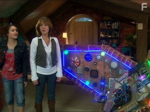 Elisabeth Sladen and Yasmin Paige in Приключения Сары Джейн (2007)