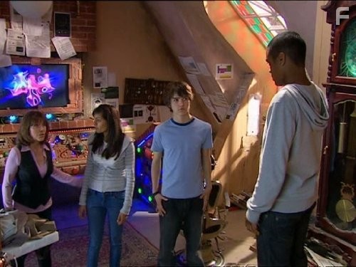 Elisabeth Sladen, Daniel Anthony, Tommy Knight, and Anjli Mohindra in Приключения Сары Джейн (2007)