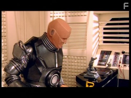 Robert Llewellyn in Красный карлик (1988)