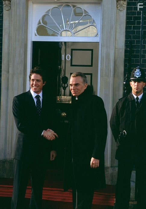 Hugh Grant and Billy Bob Thornton in Реальная любовь (2003)