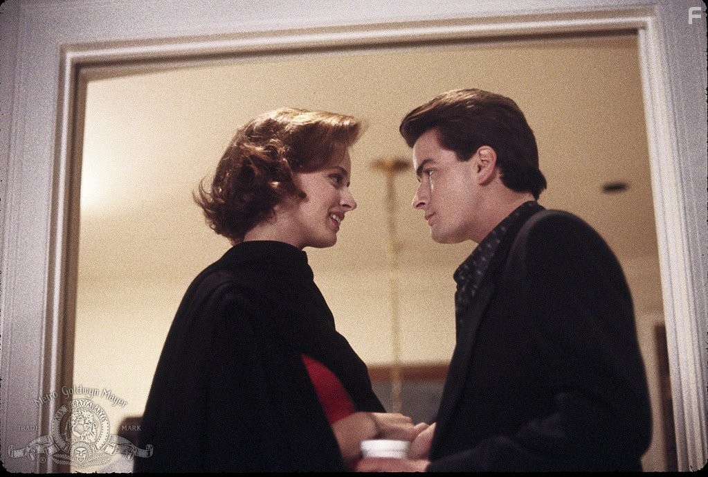 Charlie Sheen and Lara Harris in Ничья земля (1987)