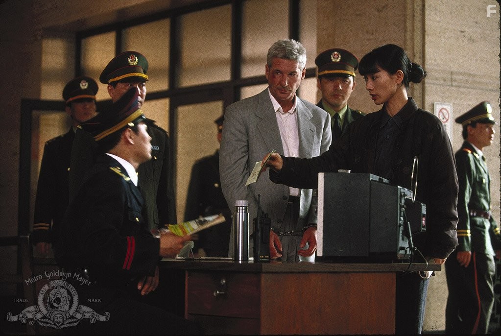 Richard Gere and Bai Ling in Красный угол (1997)
