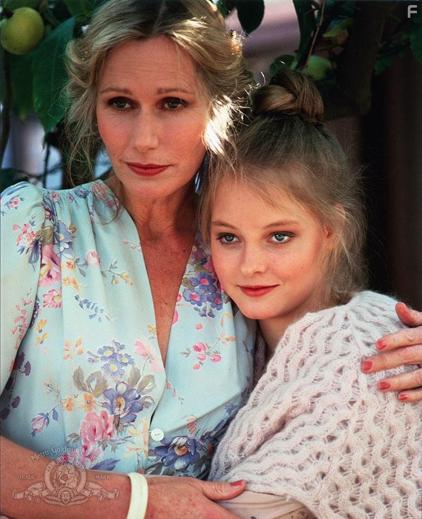 Jodie Foster and Sally Kellerman in Лисы (1980)