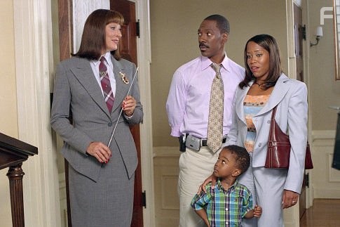 Eddie Murphy, Anjelica Huston, and Regina King in Дежурный папа (2003)