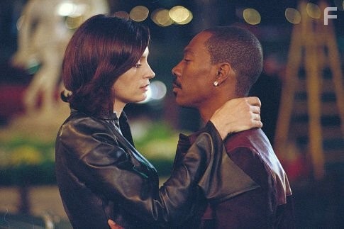 Famke Janssen and Eddie Murphy in Обмануть всех (2002)