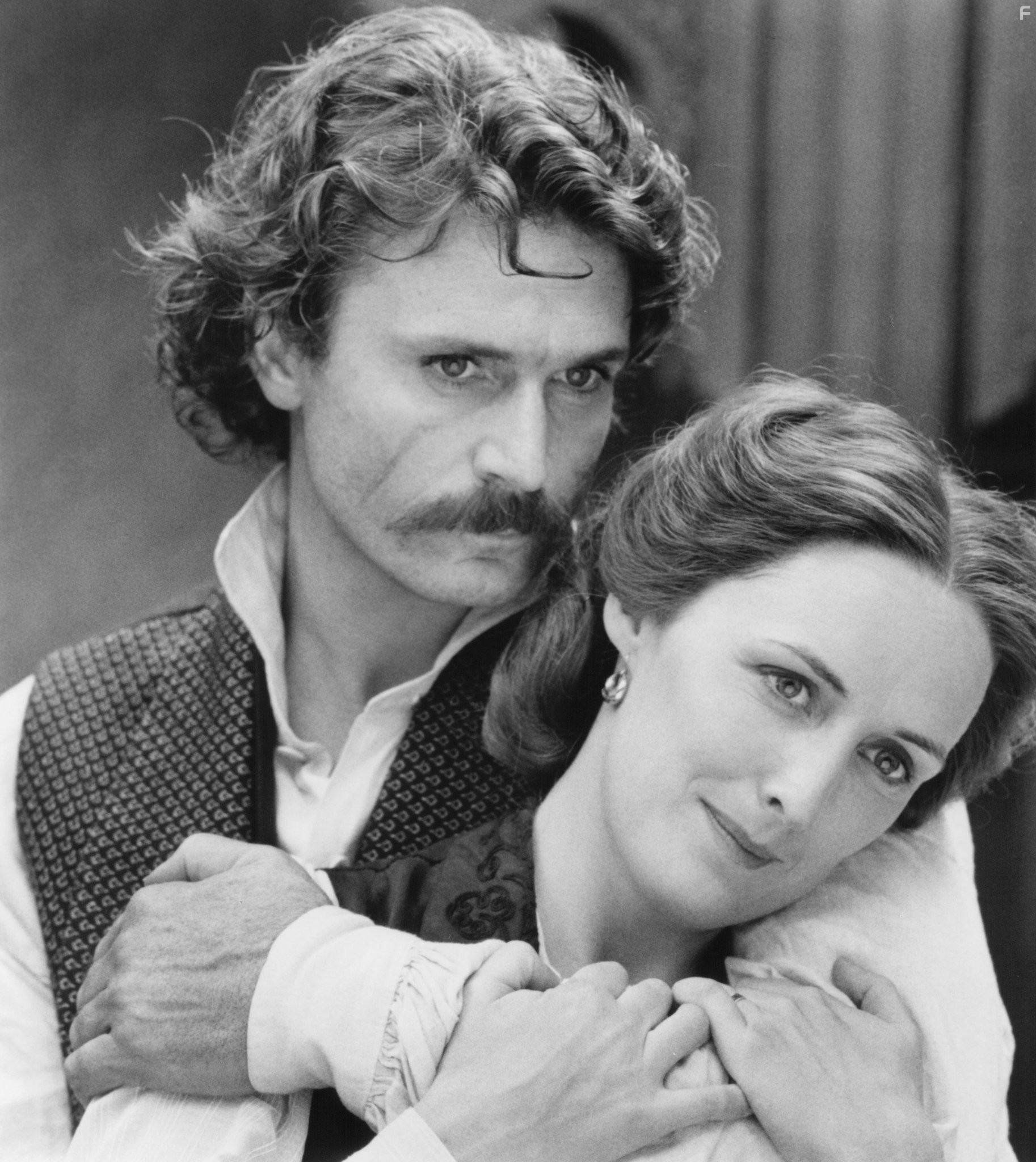 Patrick Bergin and Fiona Shaw in Лунные горы (1990)