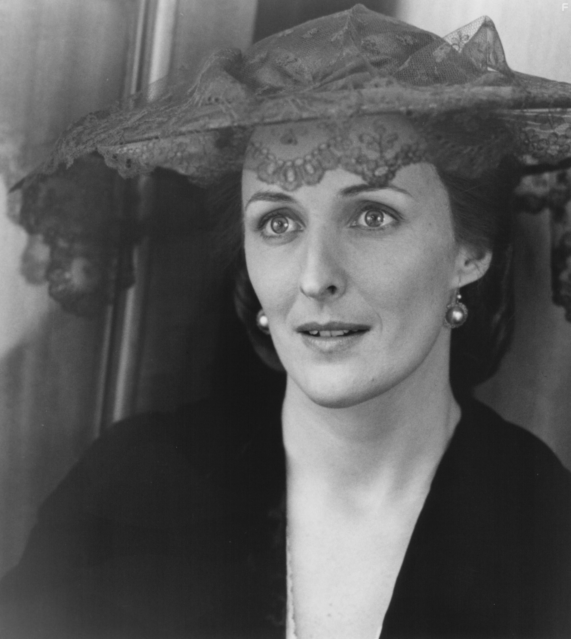 Fiona Shaw in Лунные горы (1990)